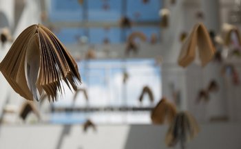 KI Foto von fliegenden Büchern