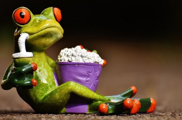 Frosch der Popcorn isst