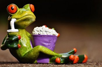 Frosch der Popcorn isst 