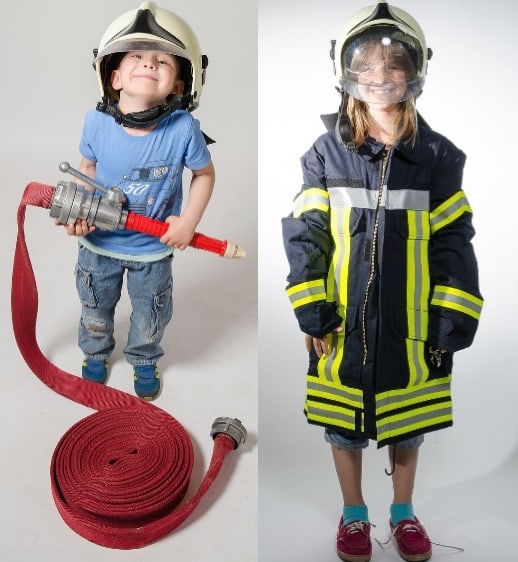 Foto von 2 Kindern in Erwachsenenfeuerwehrklamotten